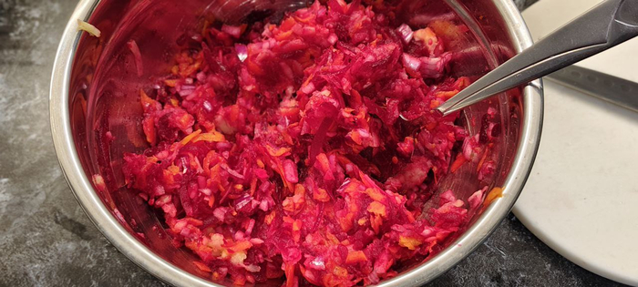 Перемешиваю. Добавляю майонез ( на фото это не видно, я его потом добавил)