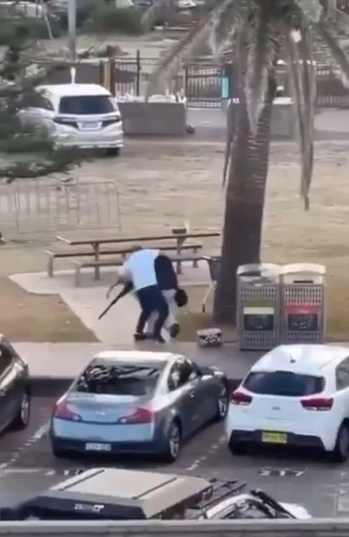 Ахмеду удалось вырвать оружие у террориста