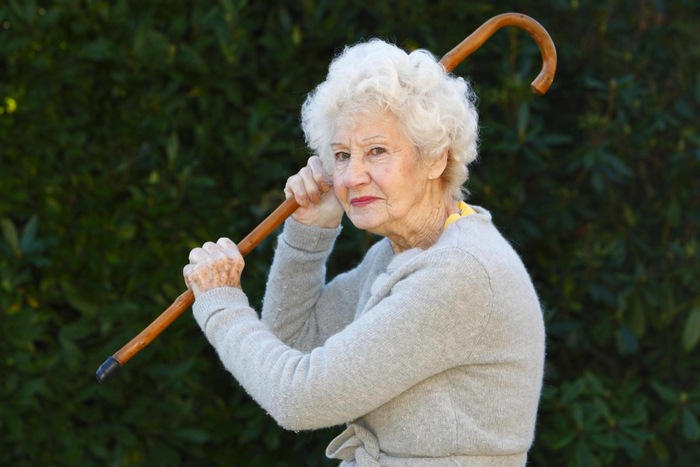 Тростью по хребтине хрясь! Бабуля отбивалась от полицейских помешавших ей отдать мошенникам 10 лямов