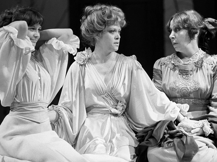 Марина Неелова в роли Ани, Алиса Фрейндлих в роли Раневской, Галина Соколова в роли Вари в спектакле театра "Современник" "Вишневый сад", 1979 год