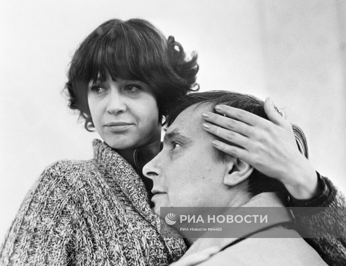 Олег Басилашвили в роли Бузыкина (справа) и Марина Неелова в роли Аллы в фильме Георгия Данелия "Осенний марафон", 1979 год
