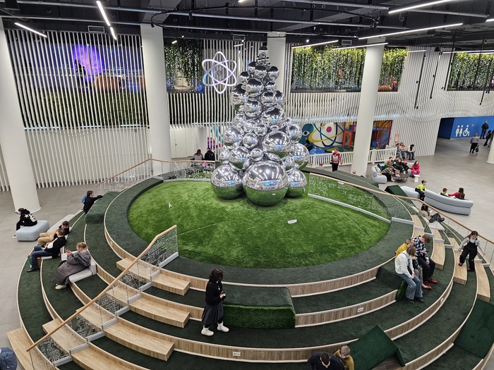 Общественное пространство в павильоне Атом