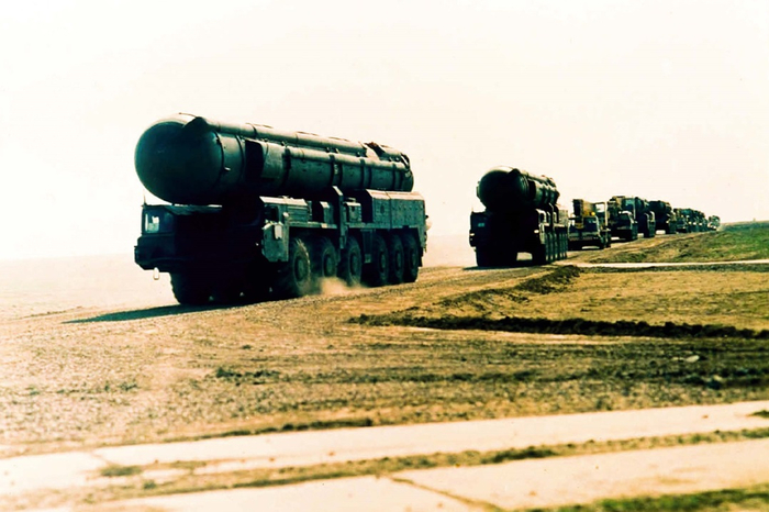 ТПА ПГРК «Пионер» следуют в колонне к месту уничтожения ракет. На заднем фоне видно краны, с помощью которых ракеты будут сгружать