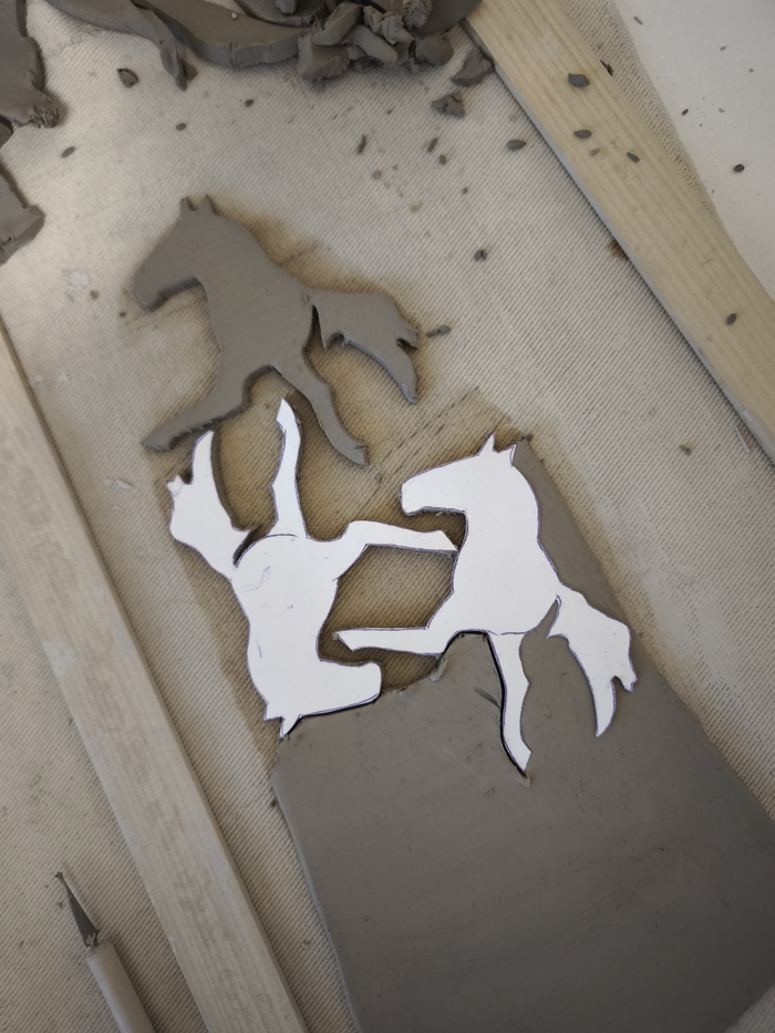 Раскатала глину (да не простую, а белый полуфарфор), навырезала заготовок