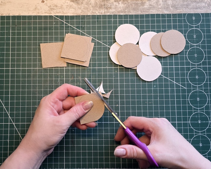 Вырезаю подставки из переплетного картона