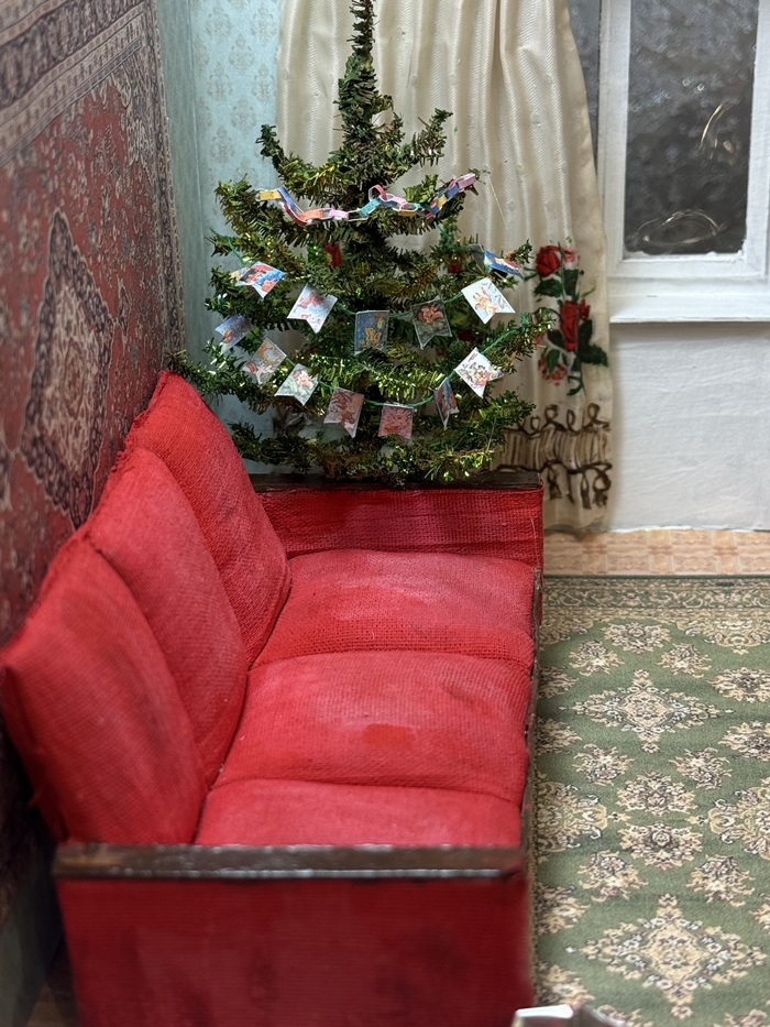 Начну пожалуй со штор , которые по памяти разрисовывала около 3 часов в надежде создать нечто похожее )