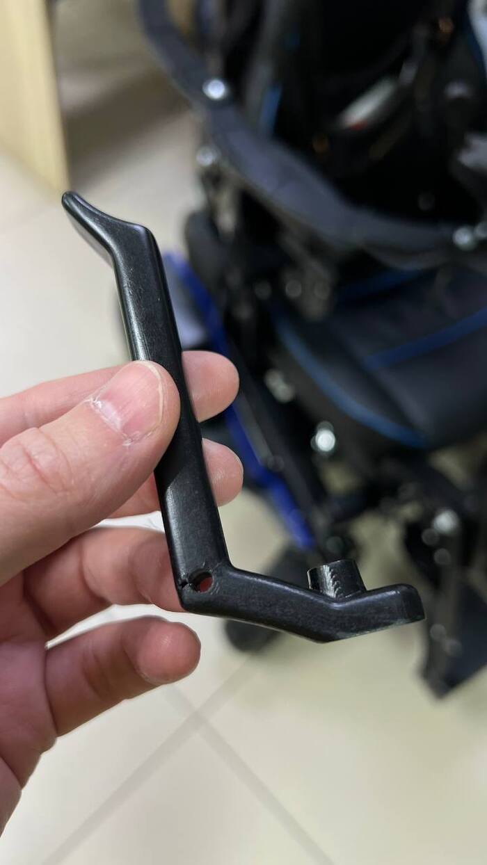 Вот такое чудо поставил производитель. Рычаг распечатан на 3Д принтере. Имеет слабое место. Был сломан на 3ий день.