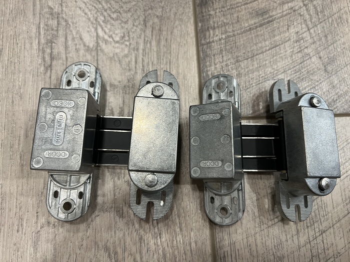 Две разные петли от Волховца, в последние разы появились Made in EU, до этого были нонейм