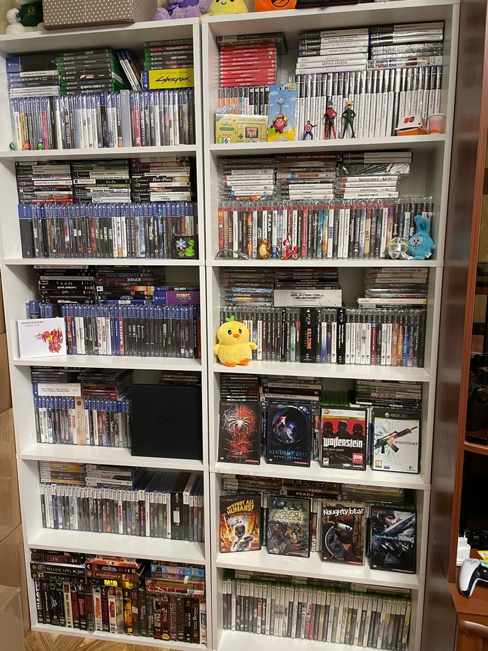 Коллекция видеоигр на полках