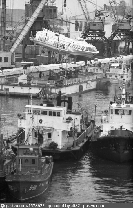 Город Горький 1981 год. Порт "Стрелка". Спуск судна "Метеор" на воду