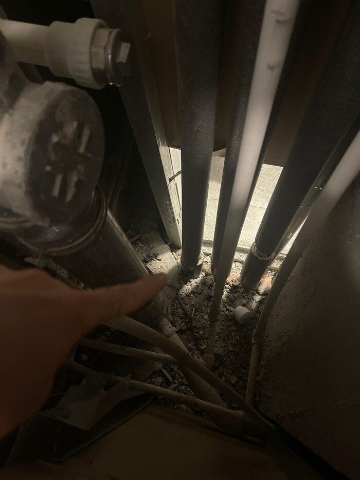 В вент каналах СУ грязь строительная, неводостойкий гипсокартон, острые края, отсутствие труб отопления, хотя они по проекту должны быть. Тут же и мыши бегают, потому что щелей полно. И запахи соседские слышно = вент канал негерметичен, т.е. бракован.