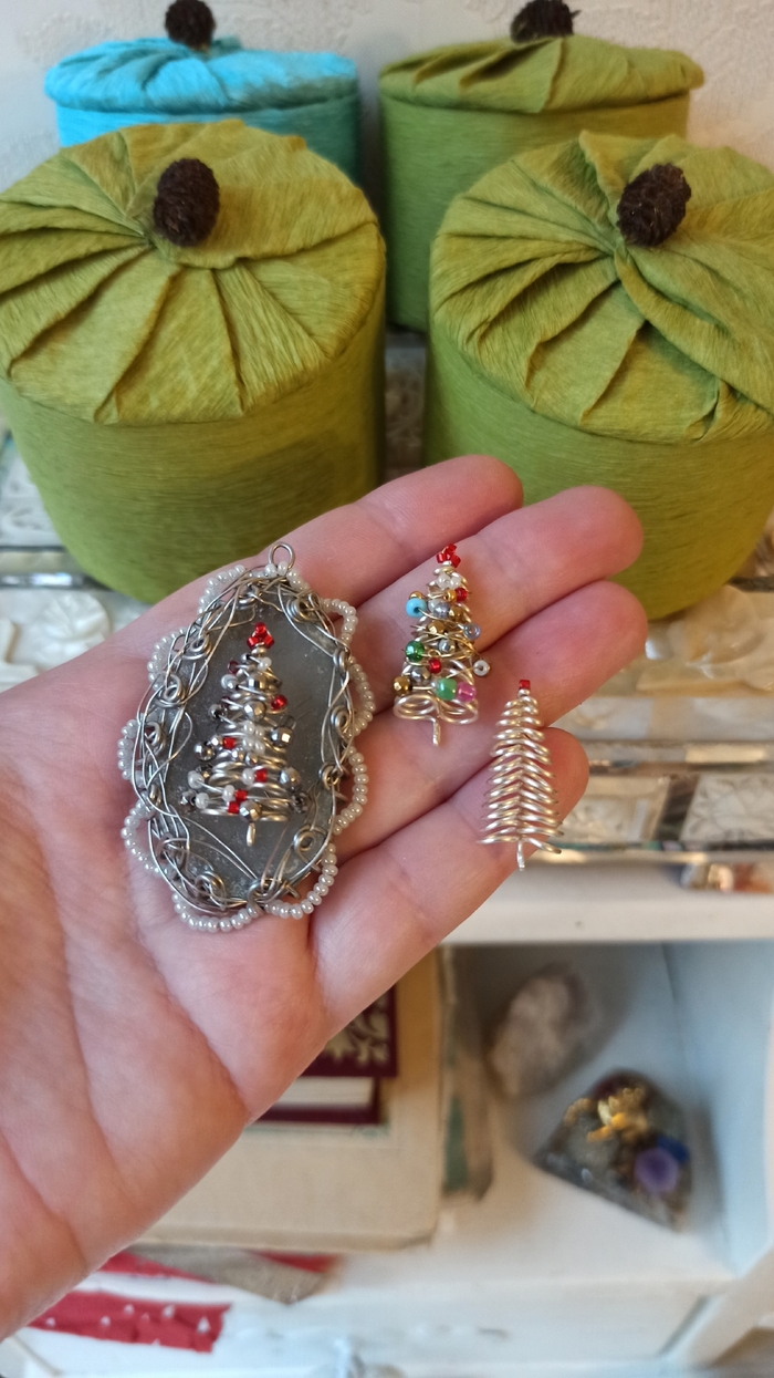 А в зелёные коробочки с шишечками ольхи тоже положу кое-что интересненькое, но об этом позже))