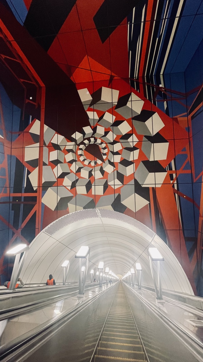 На спуске нас ждет мурал? даже не могу представить что это изображено...