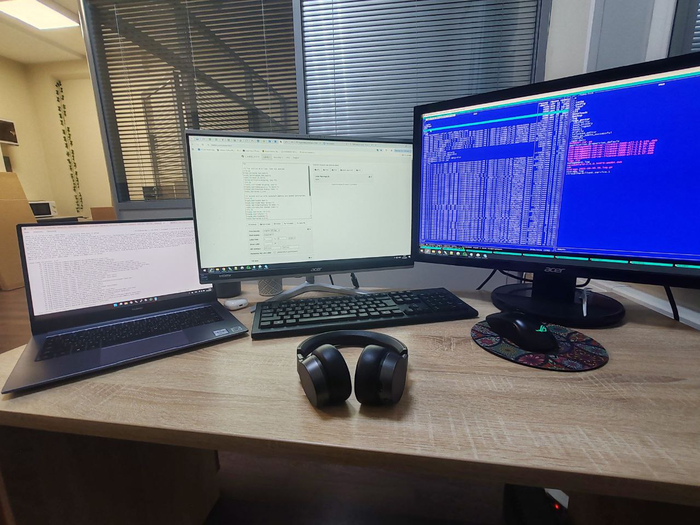 Ответ BrainFury в «Системное администрирование. А как выглядит Ваше рабочее место, коллеги?»