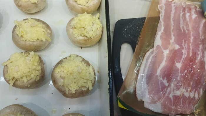 Шампиньоны в беконе на гриле