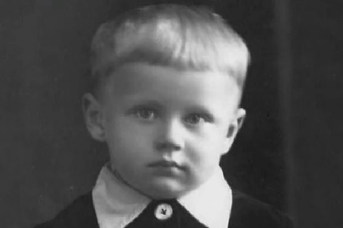 В 1943-1953 годах Олег Табаков - ученик средней школы №18