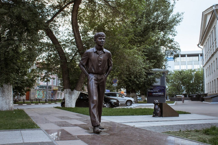 Памятник Олегу Табакову в Саратове