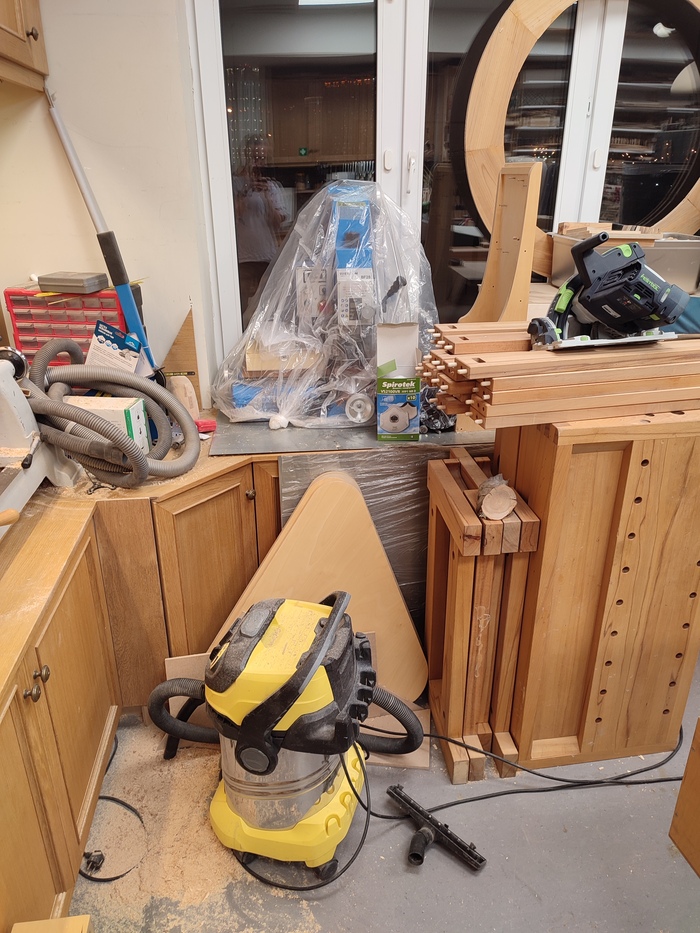 Еще и склад в подвале упразднили, завалив меня разобранными верстаками, которым нужно найти место.