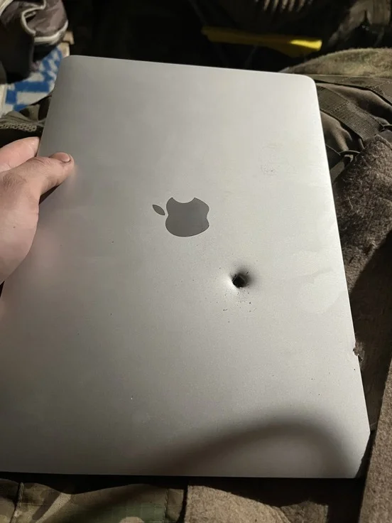После попадания осколка - Apple, Macbook, Осколки, Снаряд