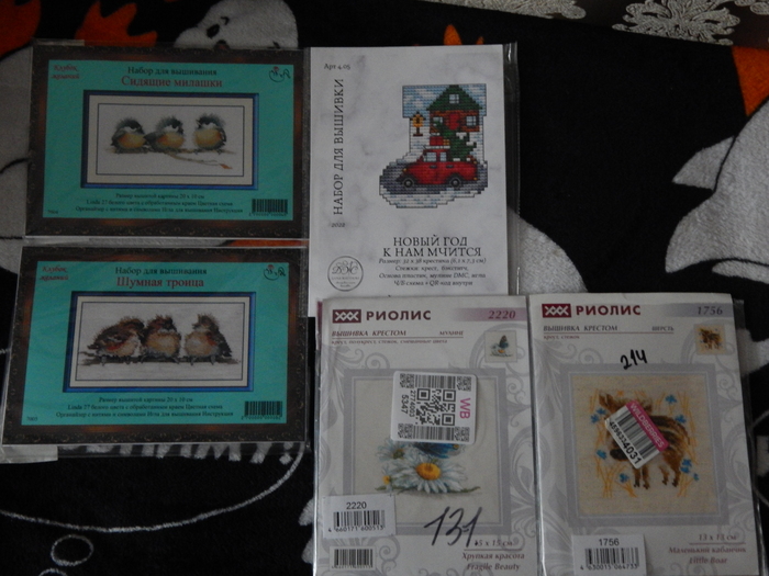 Птички - Клубок желаний. Новогодний получила в Тайном Санте и Риолис с бабочкой и с кабанчиком.