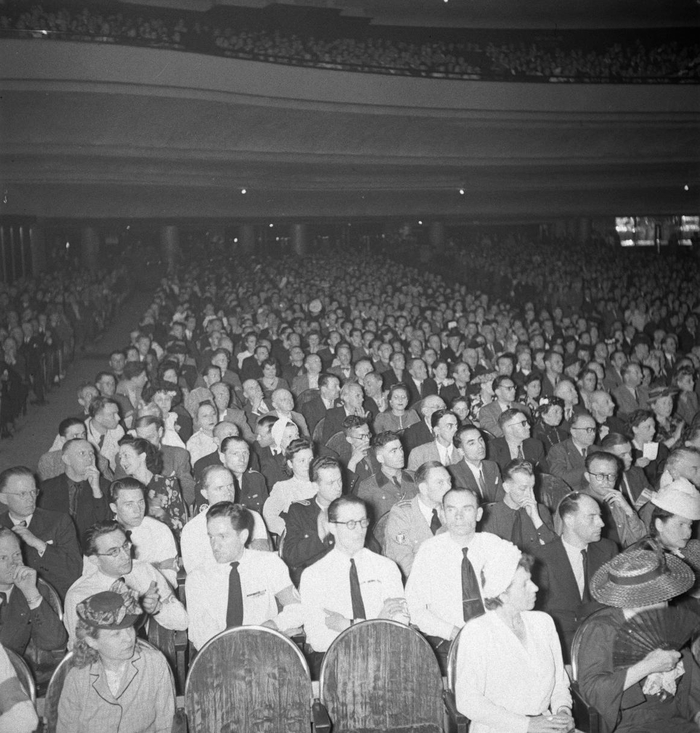 На балконе тоже куча народу