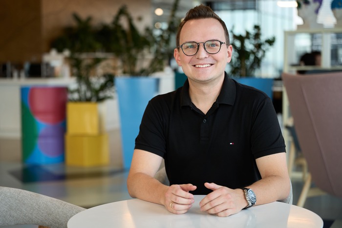 Это Собственно Андрей который руководит этой все багадельней . С ии