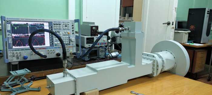 ��������������� �������� ������� � ������ ������� �������. ��������� 1400-1500 � 2200-2300 ���. ������ �� �� ������ -10 �� 100 ��������, ������� ������� ��������� �� ����� -17 ��, ������ < 0.2 ��.