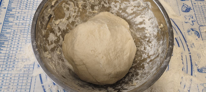 Вымешанное тесто отправляю обратно в миску, накрываю полотенцем и отправляю отдыхать.