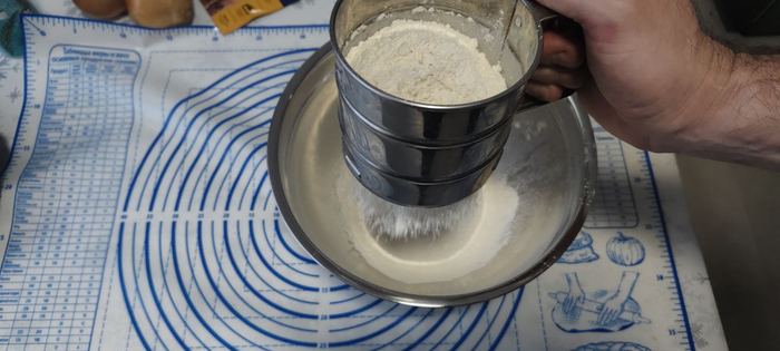 Просеиваю муку