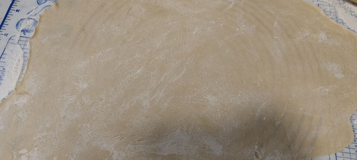 Раскатываю тесто. В идеале, через тесто должно просвечиваться то на чем раскатываете.