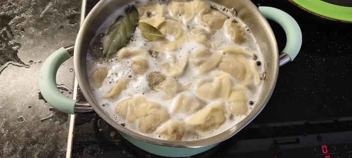 Закидываю порцию пельменей.