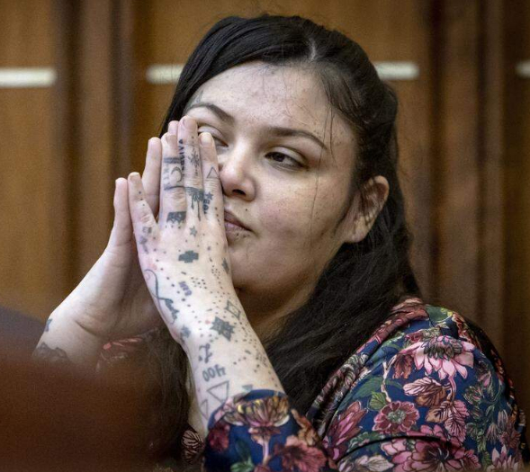 Задорный взгляд и татушки. Эта девчуля не даёт себя в обиду.