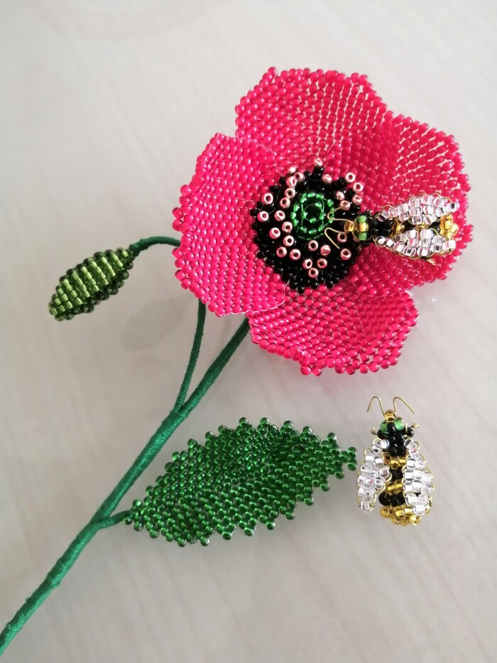 Мак сделала мозаичным плетением, а пчелу параллельным объёмным!