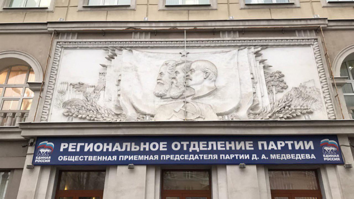 Вроде там был и и Сталин по легенде, но его удалили ибо нефиг.