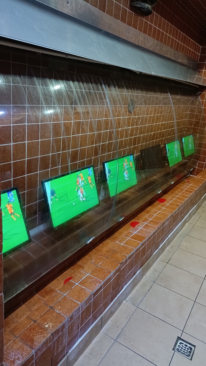 Мужской туалет в одном из баров Сочи