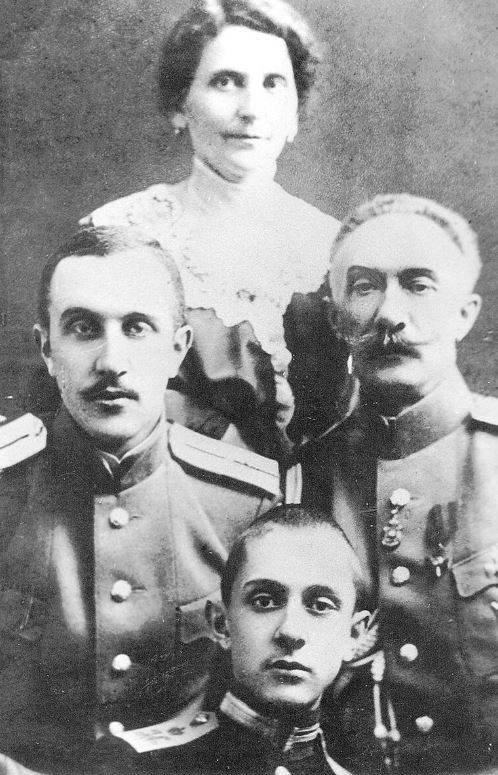 Мария Шлеммер с мужем Александром Иосифовичем, сыновьями Павлом и Григорием.