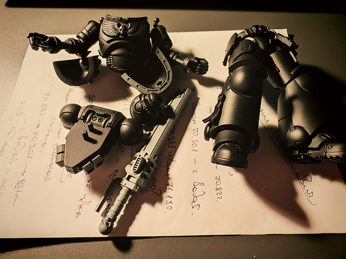 За все предыдущие перекрасы я вынес одну светлую мысль - фигачить основной цвет кисточкой весьма утомительно. <a href="https://pikabu.ru/story/zheleznyie_ruki_ot_joytoy_novyie_13575835?u=https%3A%2F%2Fpikabu.ru%2Fstory%2Fgvardii_smerti_pribyilo_13561616&t=%D0%9A%D0%B0%D1%82%D0%B0%D1%84%D1%80%D0%B0%D0%BA%D1%82%D0%B0&h=067ac51048b9cf3511575e5795a5962faa4196b4" title="https://pikabu.ru/story/gvardii_smerti_pribyilo_13561616" target="_blank" >Катафракта</a> я продувал грунтовкой, здесь же обратился к своему же опыту - и покрыл всё грунт-эмалью 3-в-1 от Elcon. Шикарно легло.