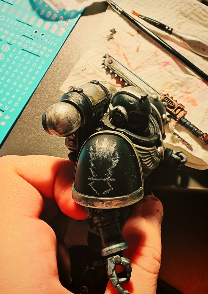 Декали оказались маловаты для этого мсье, поэтому пришлось рисовать. Сначала карандашом.