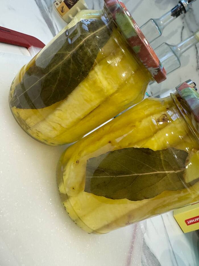 И закрутил крышками.