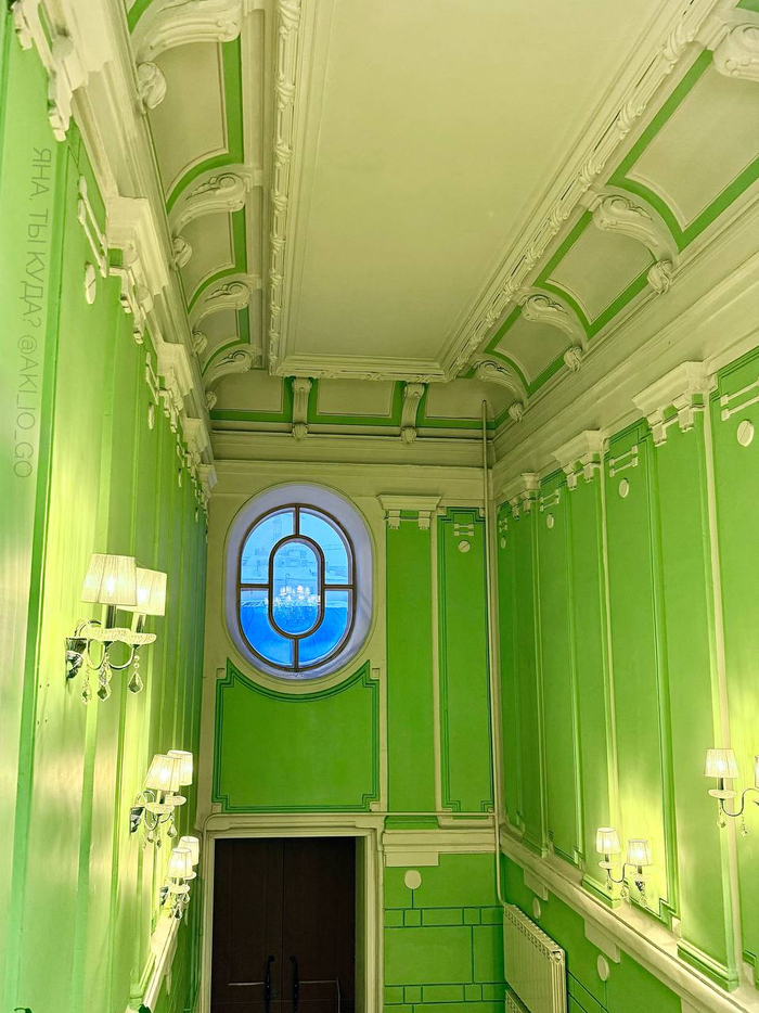 Парадный вход для гостей. Интересно, что ведет только на второй этаж, к первому (жилому) доступ с другой стороны.