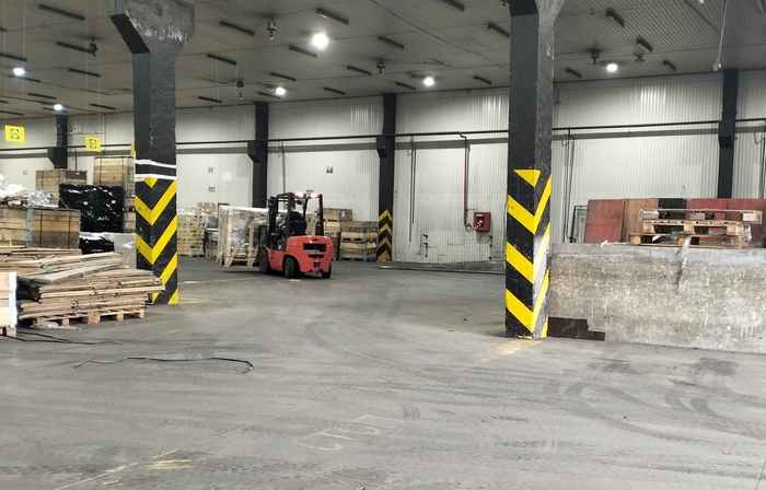 Везут на погрузчике