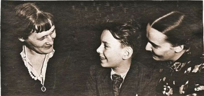 Алексей Баталов с мамой и Анной Азматовой