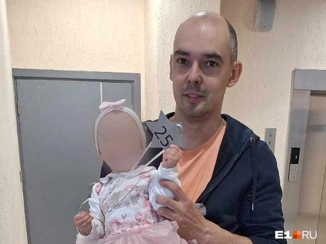 Больше всех досталось малышке, которая была на руках у папы Источник: читатель <!--noindex--><a href="https://pikabu.ru/story/popala_po_litsu_i_golove_na_elizavete_neadekvatnaya_sosedka_otkhlestala_povodkom_godovaluyu_devochku_13616212?u=http%3A%2F%2FE1.RU&t=E1.RU&h=d14cb2f4849bc246a517d6332b909846dc263a36" title="http://E1.RU" target="_blank" rel="nofollow noopener">E1.RU</a><!--/noindex-->