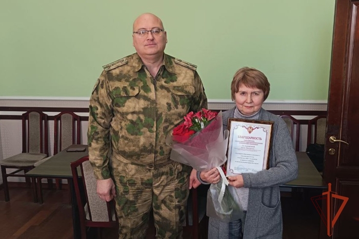 Заместитель командующего Сибирским ордена Жукова округом Росгвардии вручил благодарность ветерану вневедомственной охраны