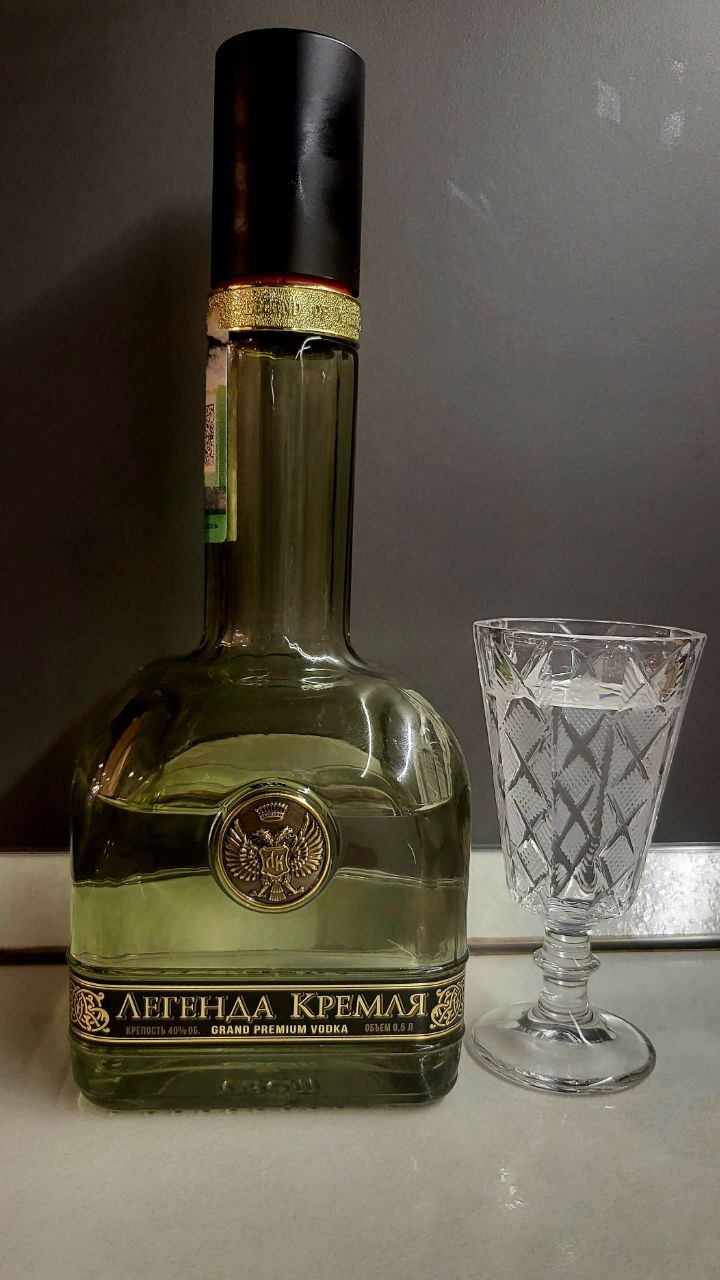 Обзор водки Легенды Кремля. Когда посуда интереснее содержимого - Моё, Напитки, Алкоголь, Обзор, Отзыв, Водка, Длиннопост