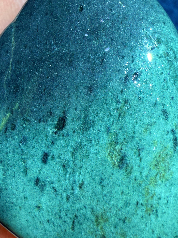 В этом образце меня привлёк градиент. Скорей всего это базальт.