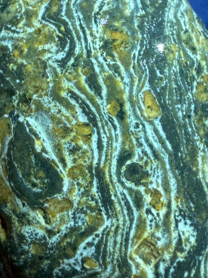 С этим образцом вопросики. Вроде бы стоматолит (Риолит?). Но очень мелкие полоски. Размер этого образца около 1.5см