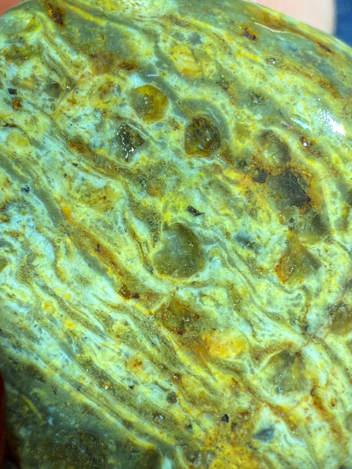 Тоже что-то стоматолитовое (Риолитовое?) с включениями кварца.