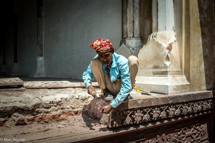 Я с восхищением наблюдал за реставратором, явно не аккредитованным ЮНЕСКО, как тот с помощью молотка и долота пытается высечь из камня вторую жизнь.