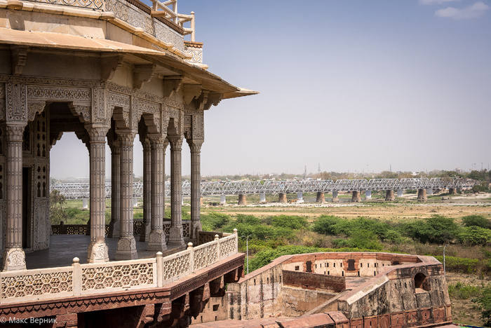Я стоял на террасе форта и смотрел вдаль. Мне было так хорошо и спокойно, что я не обращал внимания на дикую жару, загнавшую людей в тень.